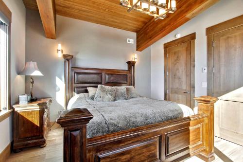 Mountain Top Luxury Chalet with Amazing Views - Gameroom Hot Tub & Gas Firepits - FREE Activities & Equipment Rentals Daily - main image