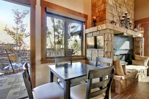 Mountain Top Luxury Chalet with Amazing Views - Gameroom Hot Tub & Gas Firepits - FREE Activities & Equipment Rentals Daily - image 5