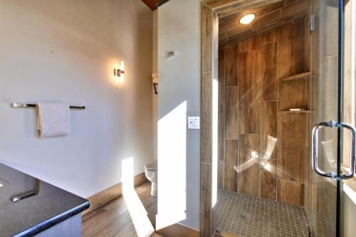 Mountain Top Luxury Chalet with Amazing Views - Gameroom Hot Tub & Gas Firepits - FREE Activities & Equipment Rentals Daily - image 8