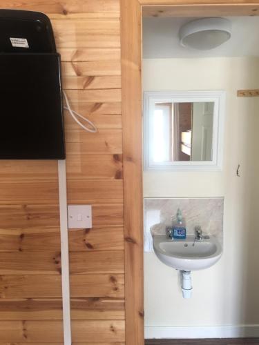 1 Loch Ness Hostel Room Type - Standard Triple Room with Garden View