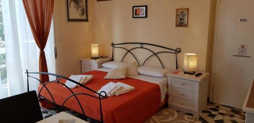 1 queen bed, 1 twin bed