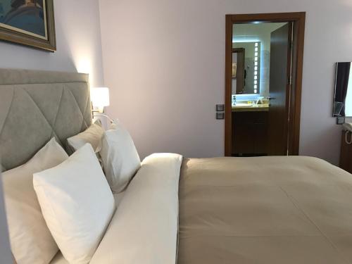 Art 'Otel Room Type - Luxury Double Room with City View & Balcony - Free VIP package
