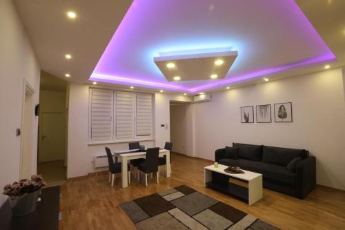 De Luxe Republic Square Apartment of 100sqm - image 8