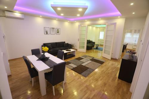 De Luxe Republic Square Apartment of 100sqm - image 10