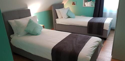 2 twin beds