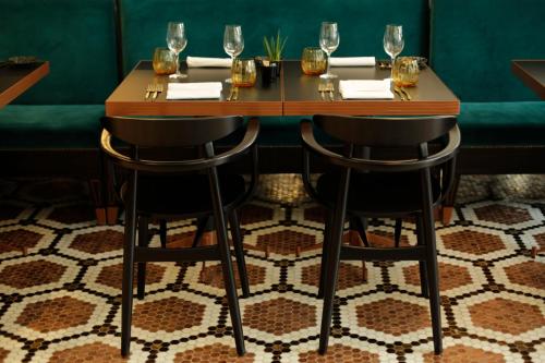 Essen und Erfrischungen, Pestana Porto - A Brasileira near Santo Ildefonso Kirche