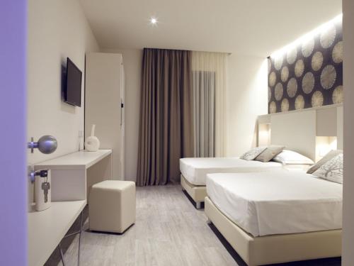 L'Hotel - main image