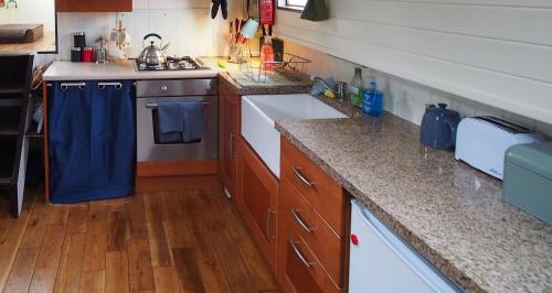 Roisin Dubh Houseboat