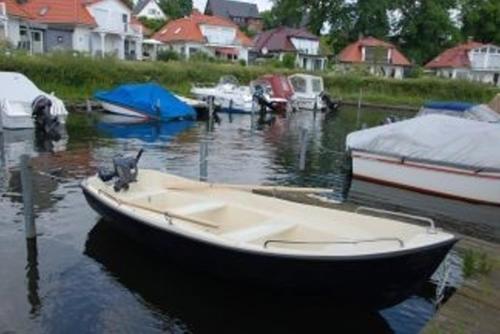 Seetraum 10 mit Ruderboot am Schweriner See - ABC212 by ABCWismar