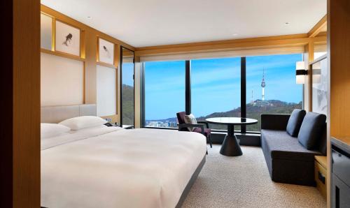 1 King Bed Club Access