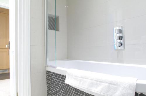 Covent Garden Superior Two Bedroom Aparment on Strand - image 8