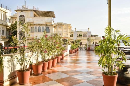 Hotel Devraj Niwas on Lake Pichola