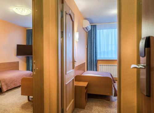 4 twin beds