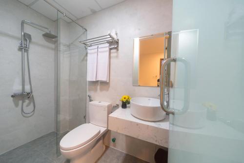 Standard King Room image 6