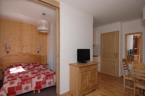 1 double bed, 2 twin beds, 1 sofa bed