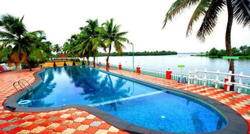 مسبح, Kalathil Lake Resort in فايكوم