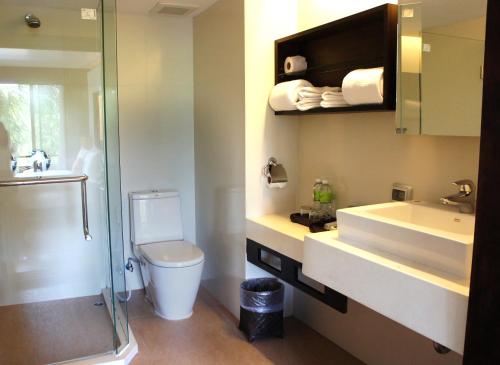 Bathroom, Safari Beach Hotel in Phuket