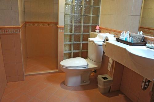 Bathroom, Safari Beach Hotel in Phuket