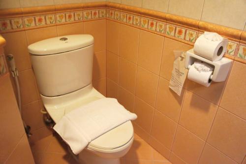 Bathroom, Safari Beach Hotel in Phuket