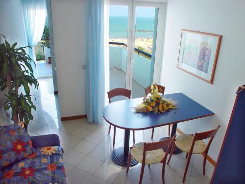 2 bedrooms, 3 beds