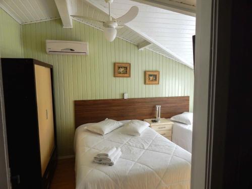 1 double bed, 1 twin bed