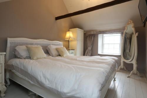 Monmouth House Apartments, Lyme Regis Old Town, dog friendly, parking