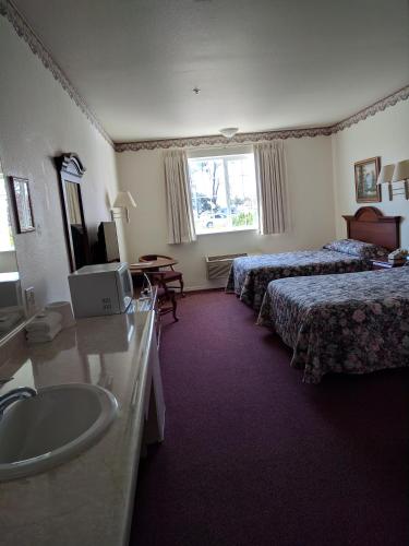 2 queen beds