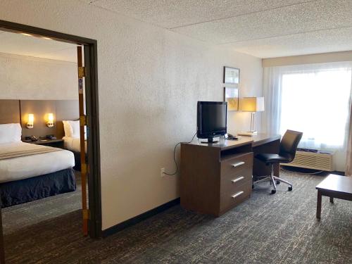 Country Inn & Suites by Radisson, Mt Pleasant-Racine West, WI