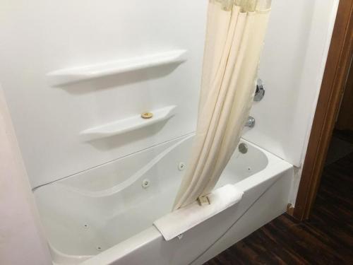 Grand Motel - image 2