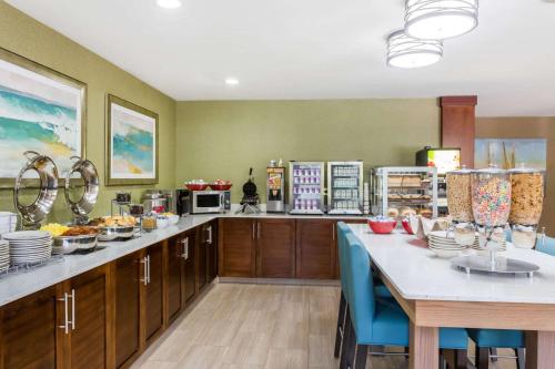 Hawthorn Suites by Wyndham Naples