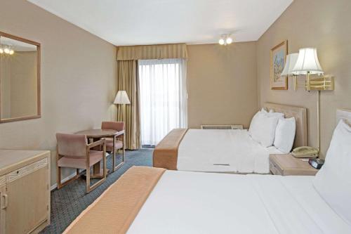 Howard Johnson by Wyndham Torrance - image 2