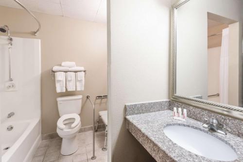 Baymont by Wyndham Kokomo - image 9