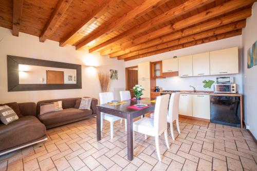  Bright Apartments Padenghe - Chateu Lake View, Pension in Padenghe sul Garda