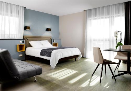 1 queen bed, 1 twin bed, 1 sofa bed
