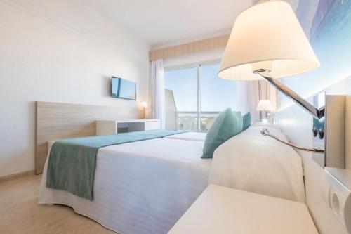 azuLine Hotel Bahamas y Bahamas II AzuLine Hotel Bahamas is conveniently located in the popular Lluchmajor area. The property offers guests a range of services and amenities designed to provide comfort and convenience. To be found at t