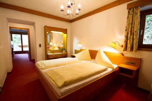1 king bed, 1 sofa bed