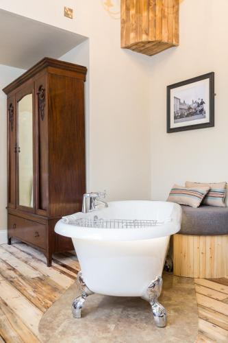 The Bull Hotel in Олни