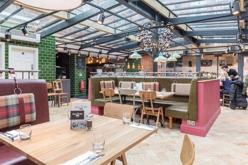 Ресторант, The Bull Hotel in Олни