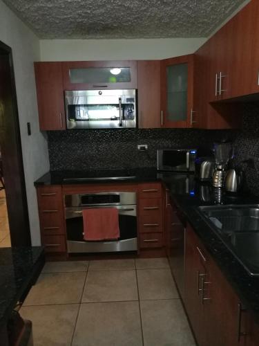 Casa familiar La Arboleda in Zona 16