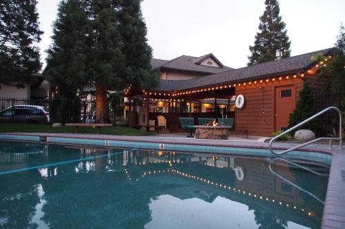 Piscină, Redwood Hyperion Suites in Grants Pass (OR)
