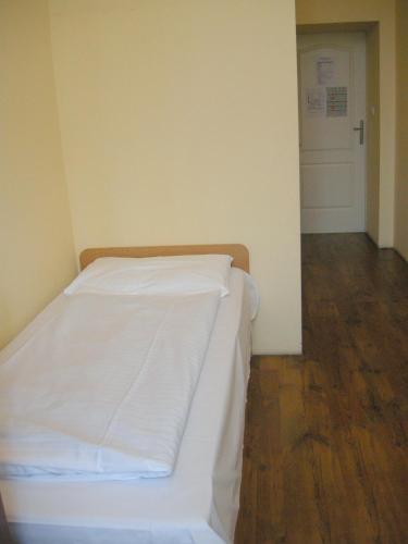 Single Room image 4
