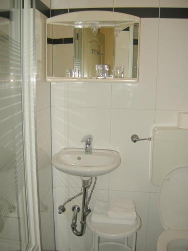 Single Room image 3