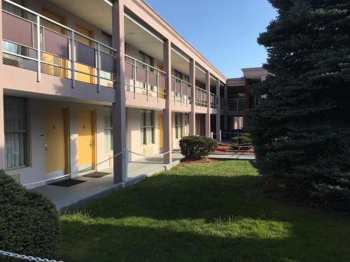 Ramada by Wyndham Rockville Centre - image 8