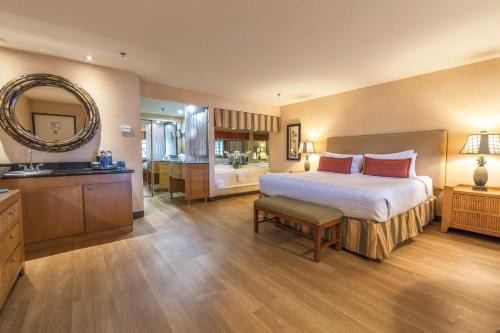 King Room with Hot Tub - Non-Smoking room in Best Western Plus Las Brisas Hotel