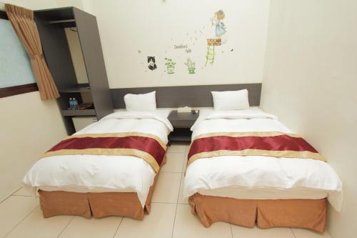 4 twin beds