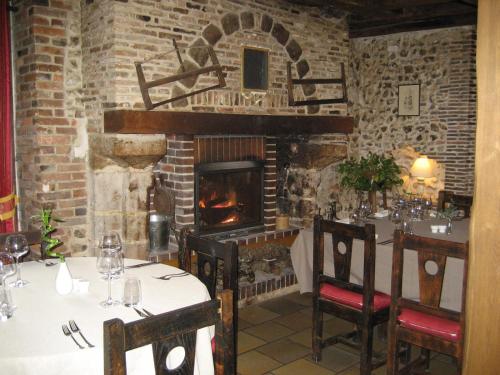 . Logis Hotel Restaurant Le Cheval Blanc