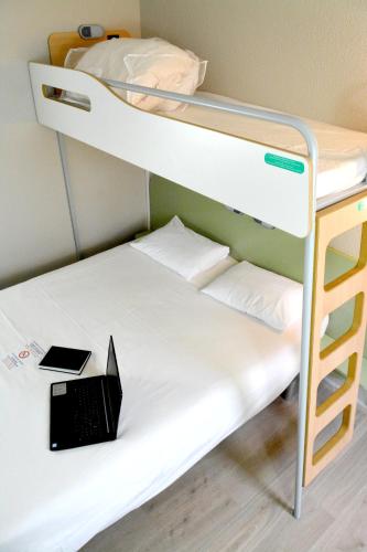 1 double bed, 1 twin bed
