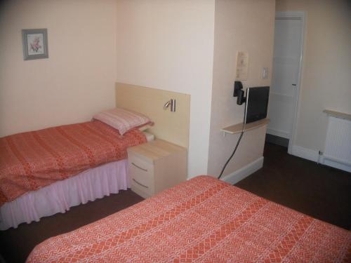 1 double bed, 1 twin bed