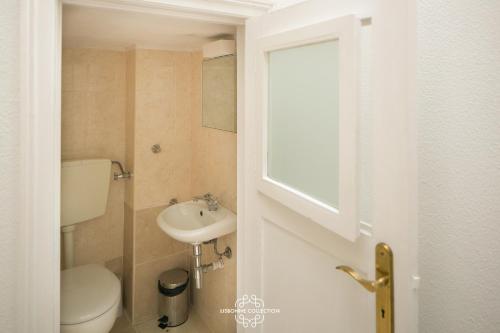 Historical Central Apartment with Interior Terrace 62 by Lisbonne Collection
