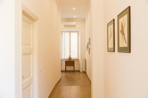 Prestigious Apartment via Barberini - image 10